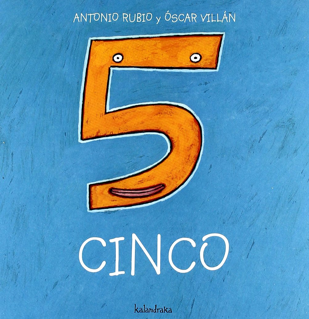 The cover of Cinco, from the enchanting De la cuna a la luna series by Antonio Rubio and Óscar Villán, features a large stylized number five with eyes and a smile on a blue background. Kalandrakas touch brings this poesía pictográfica to life at the bottom.