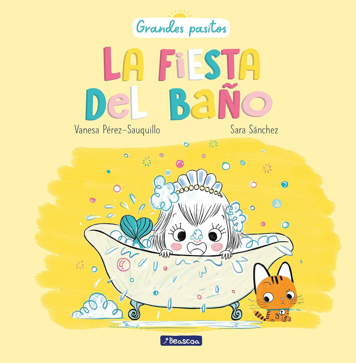 The cover of La fiesta del bano by Vanesa Pérez-Sauquillo and Sara Sánchez features an illustrated baby in a bathtub with bubbles, a curious orange cat peeking over the tub, during la hora del baño. Its part of the Grandes Pasitos series on primeros hábitos.