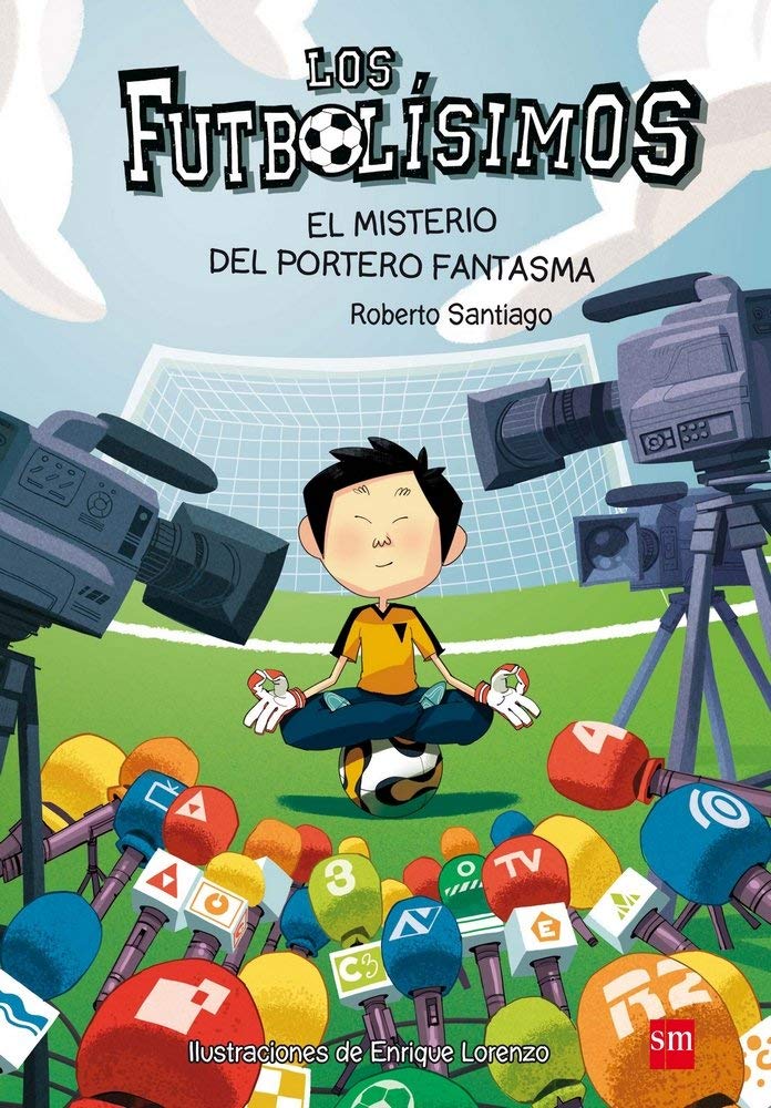 The cover of Los Futbolisimos 03. El Misterio Del Portero Fantasma shows a cartoon child from the Futbolísimos meditating in a soccer uniform with microphones and cameras on a field, capturing the essence of the Liga Intercentros adventure. Illustrated by Enrique Lorenzo, written by Roberto Santiago.