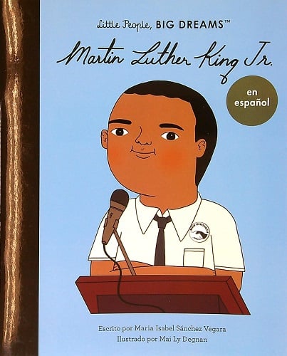 Cover of the Spanish edition libro infantil Martin Luther King Jr. from the Little People, Big Dreams series by María Isabel Sánchez Vegara. The illustration shows Martin Luther King Jr. at a podium discussing derechos civiles, wearing a white shirt and black tie.